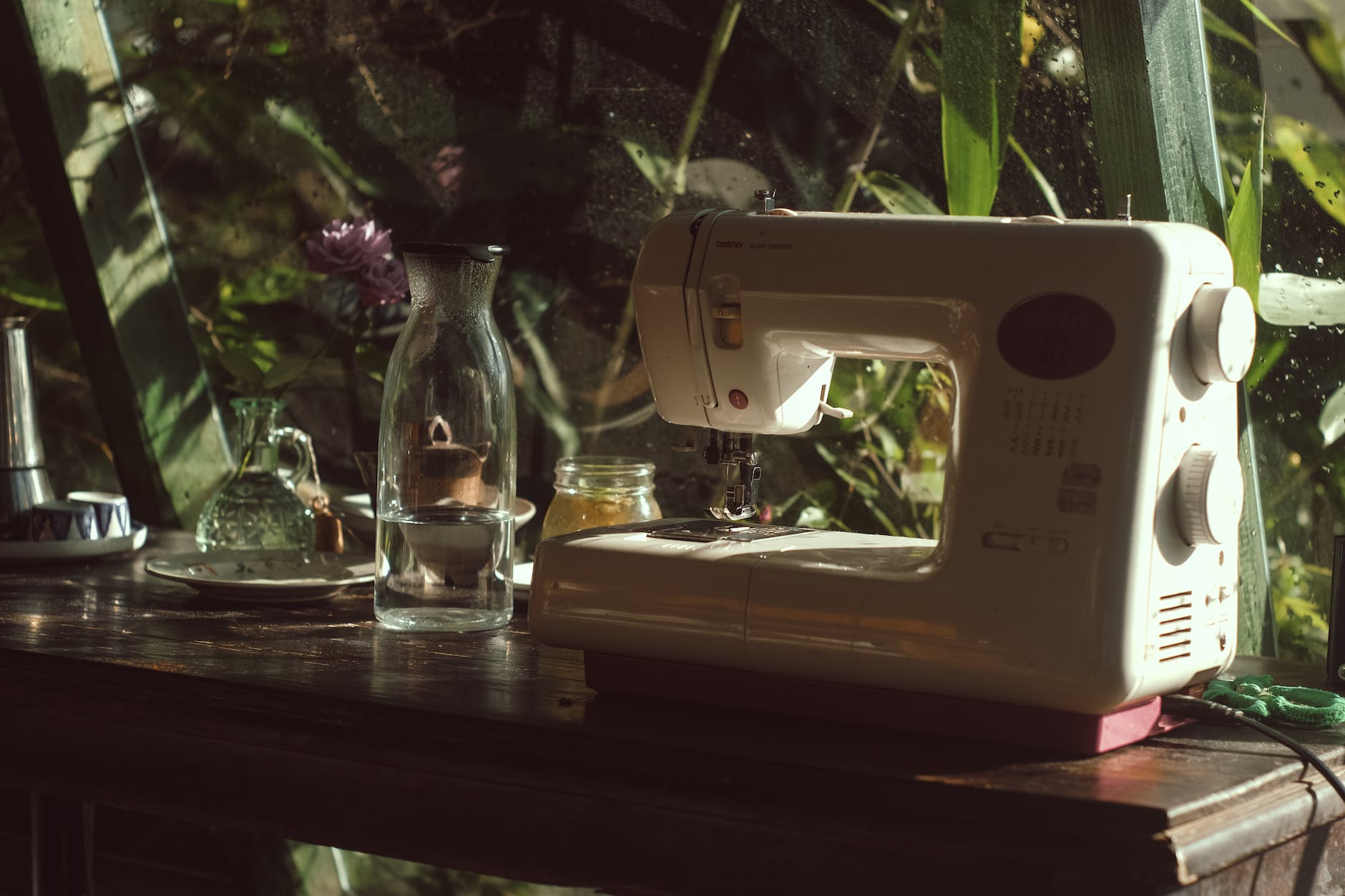 shallow focus photo of sewing machine